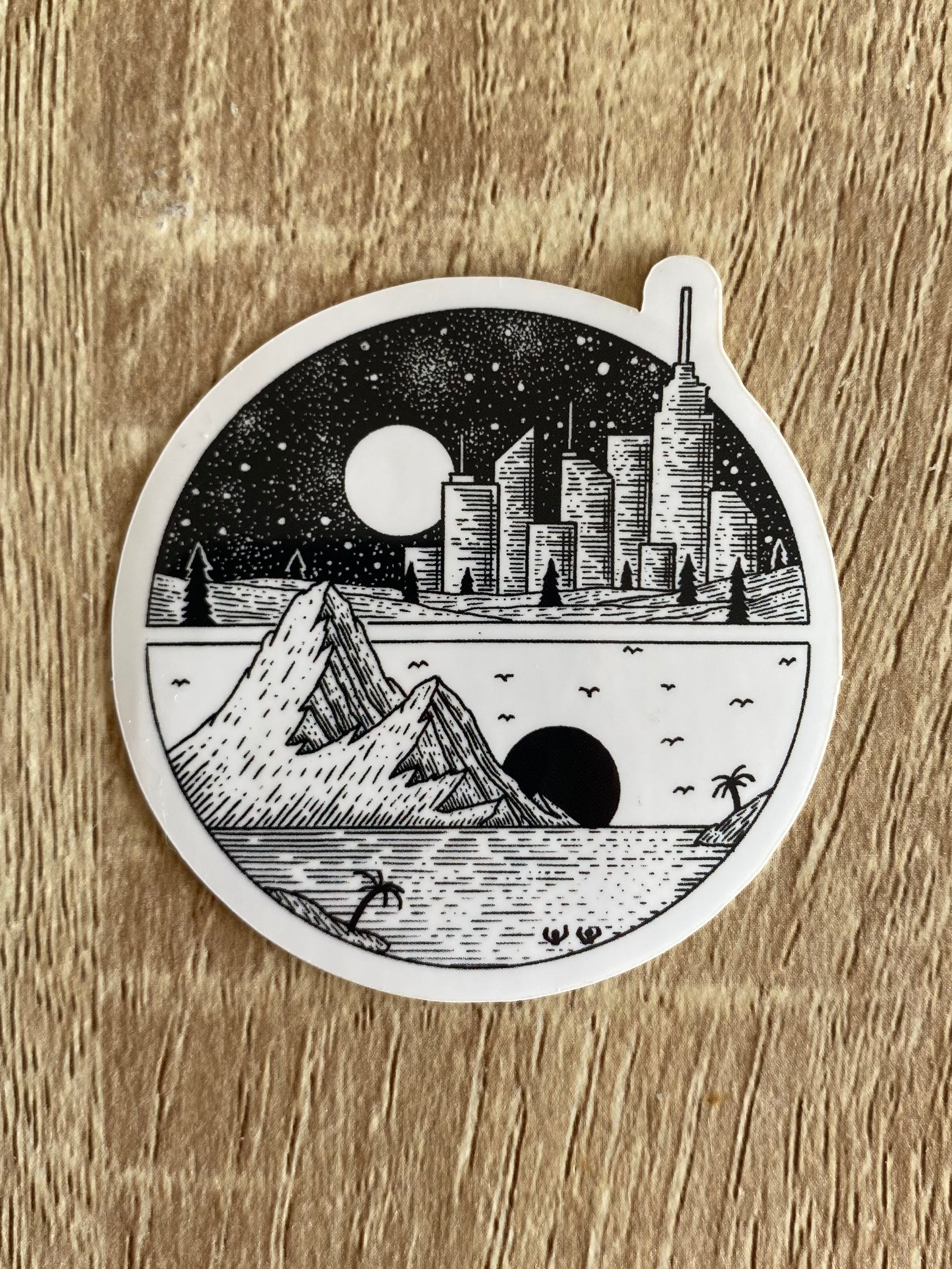 Vinyl sticker "Yin & Yang city / mountain" 5,5x5,5 cm