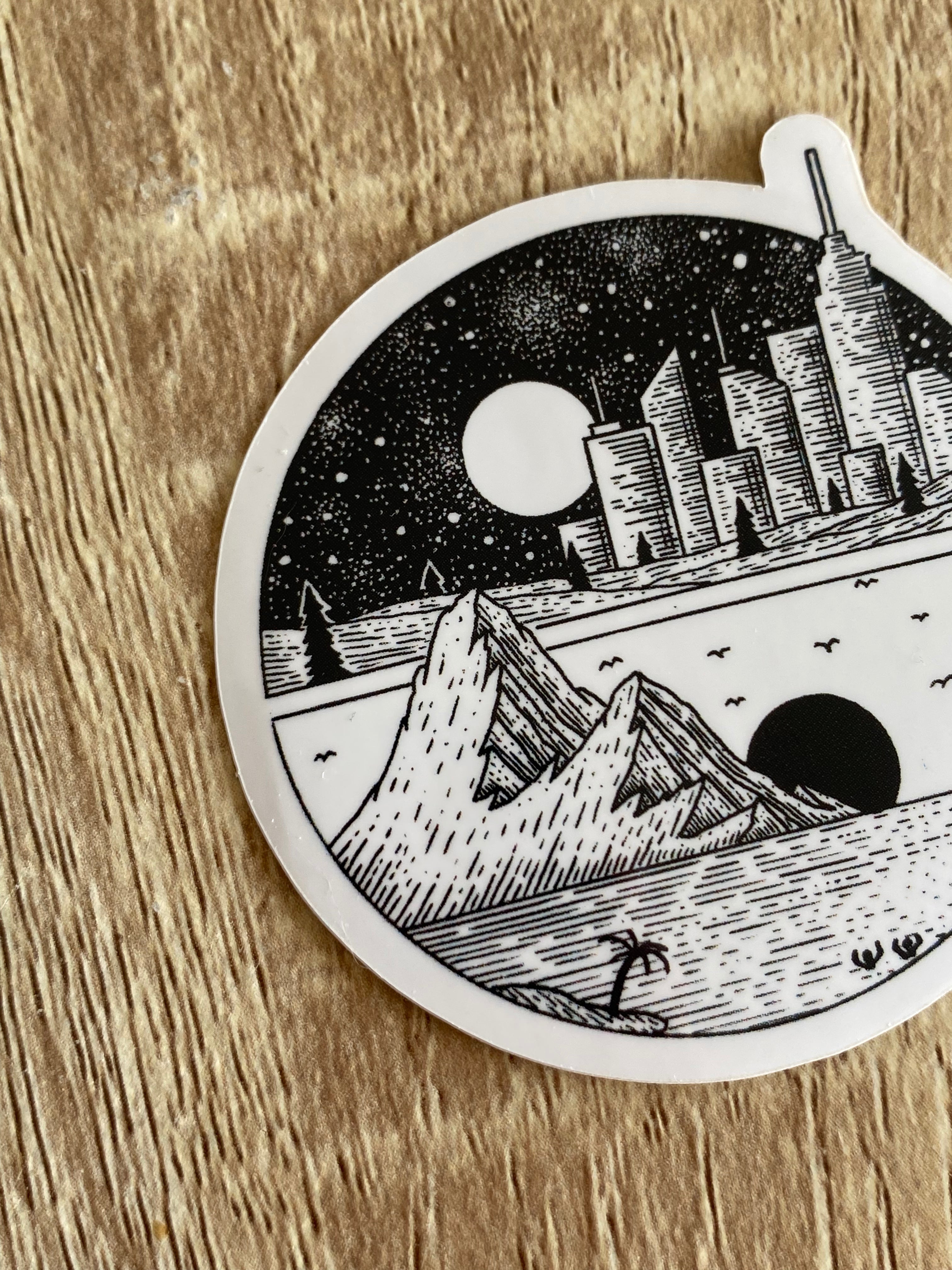 Vinyl sticker "Yin & Yang city / mountain" 5,5x5,5 cm